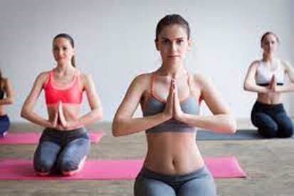 Why is it important to wear form-fitting clothes to do yoga